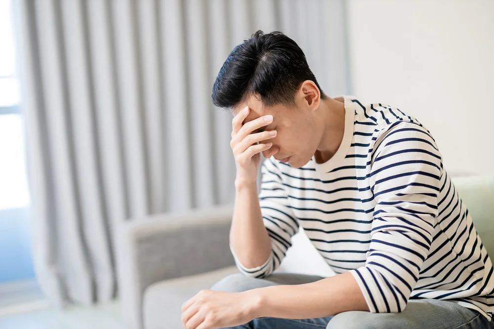 부산 암요양병원 비용|두통이나 스트레스로 괴로워하는 남성의 모습