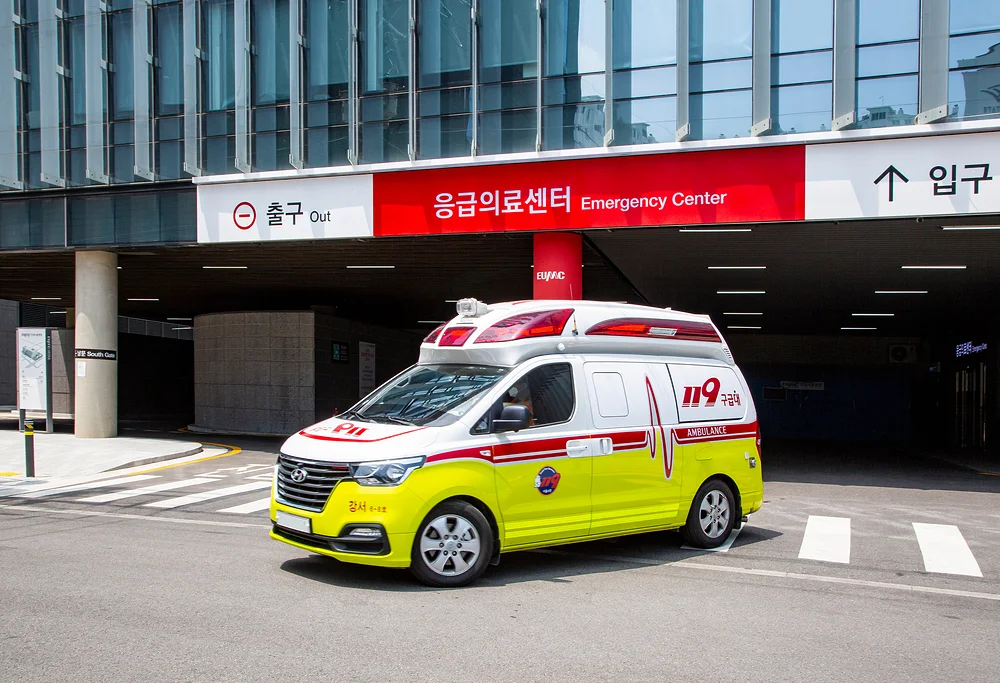 부산대학교병원 인근 암요양병원|응급의료센터 입구에 정차한 119 구급차