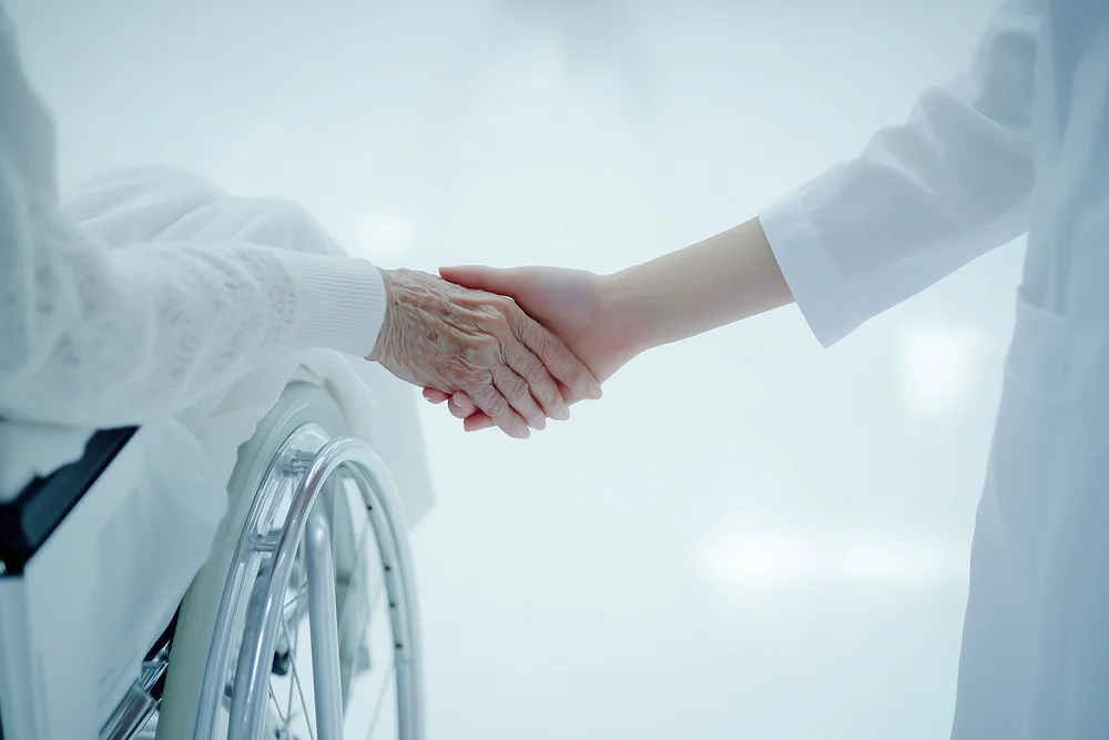 부산대학교병원 인근 암요양병원|휠체어에 앉은 노인 환자의 손을 잡은 의료진