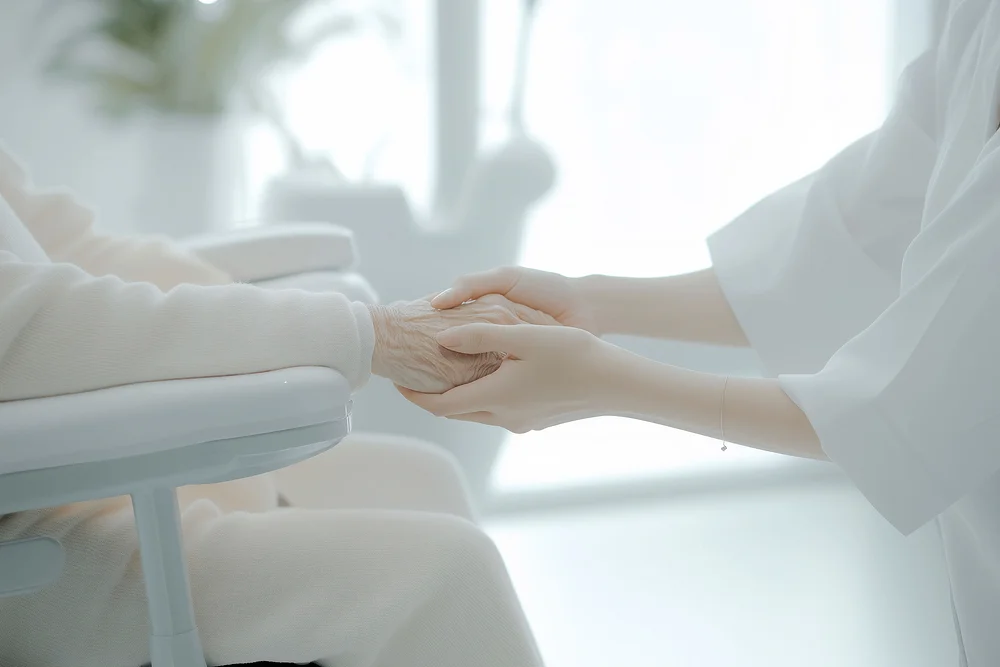 아주대학교병원 인근 암요양병원|노인 환자의 손을 맞잡고 위로하는 의료진의 모습