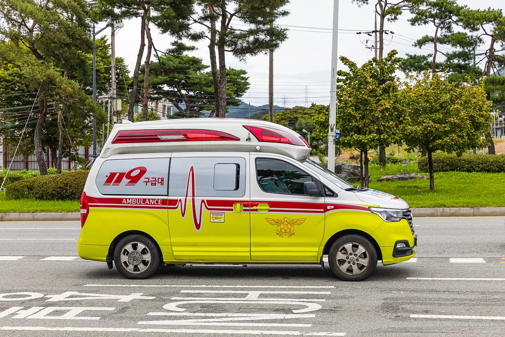 부산대학교병원 인근 암요양병원|도로 위를 주행 중인 119 구급차 사진