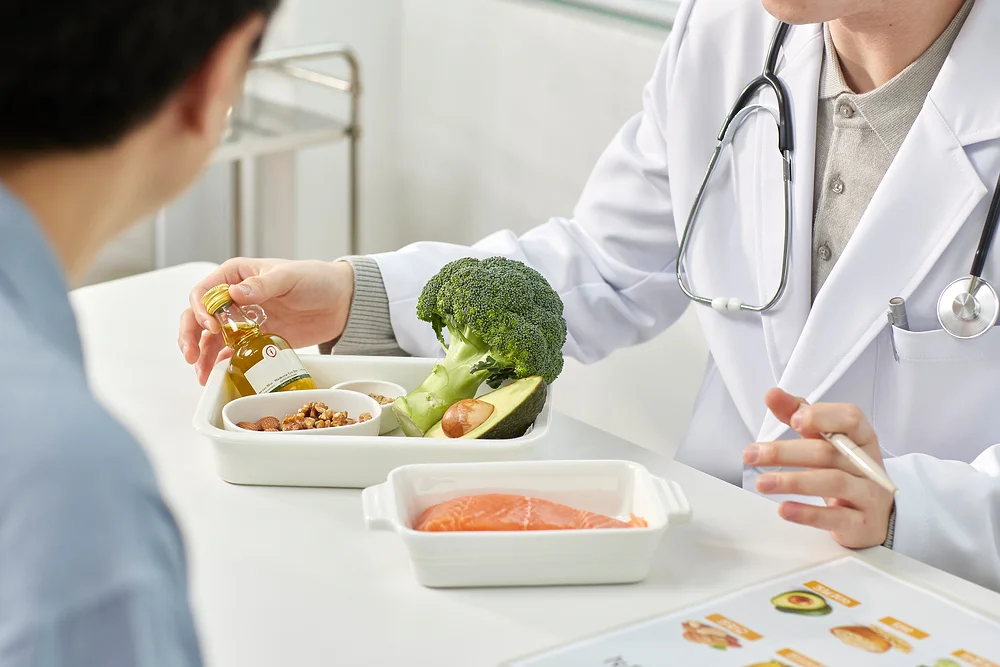 부산대학교병원 인근 암요양병원|의사가 환자에게 건강한 식단을 설명하는 모습