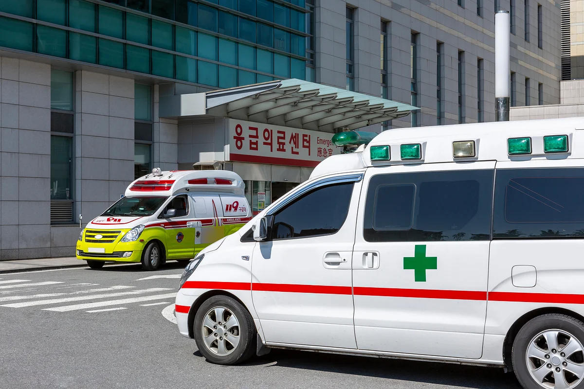 부산대학교병원 인근 암요양병원|응급의료센터 앞에 정차된 119 구급차와 일반 구급차